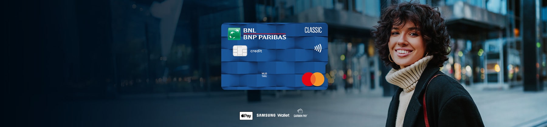 ragazza con cellulare in mano e immagine carta di credito classic ragazza con cellulare in mano e immagine carta di credito classic