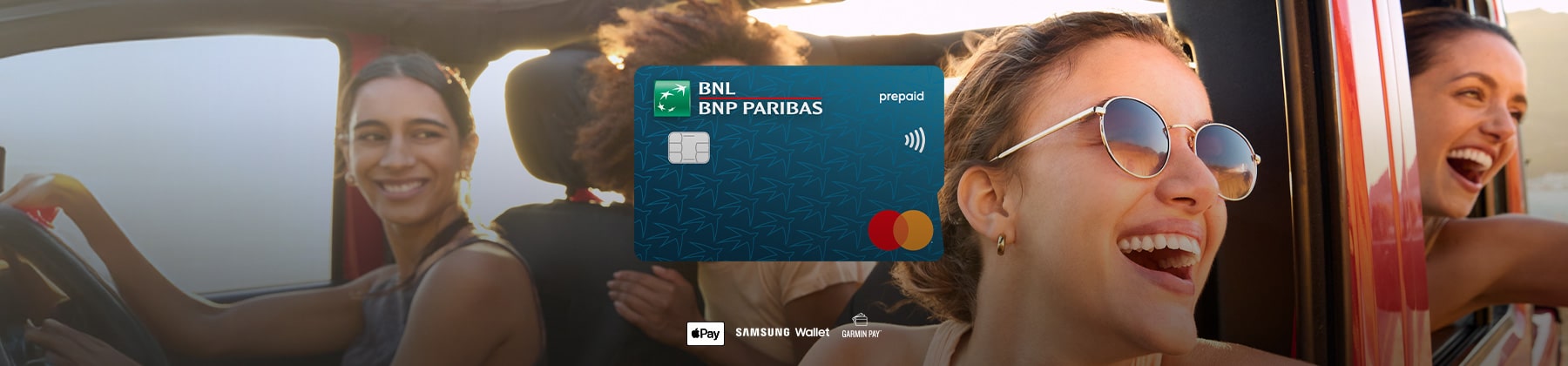 Gruppo di ragazze in un automobile e immagine della Carta prepagata BNL Gruppo di ragazze in un automobile e immagine della Carta prepagata BNL