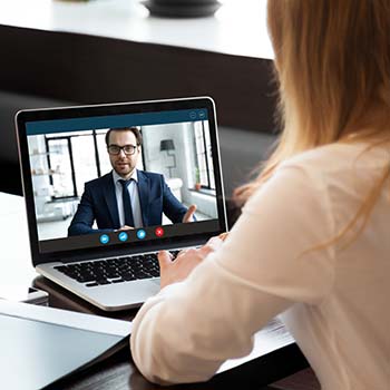 Donna in video chiamata con il suo gestore