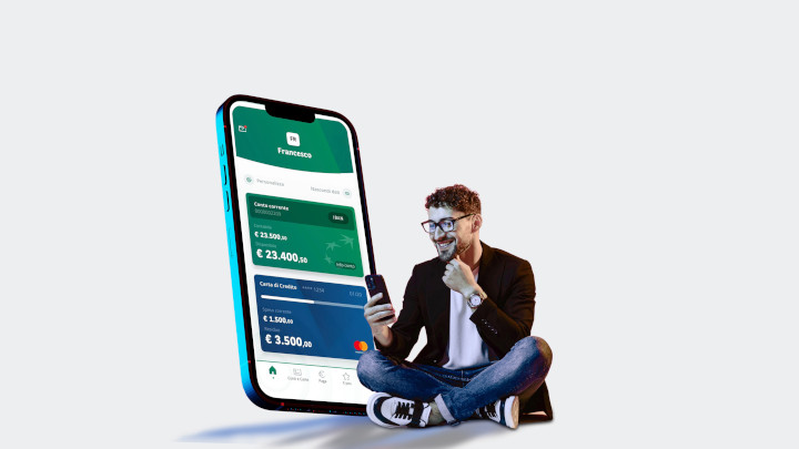 Giovane uomo guarda sorridendo il proprio smartphone con la schermata dell'app BNL