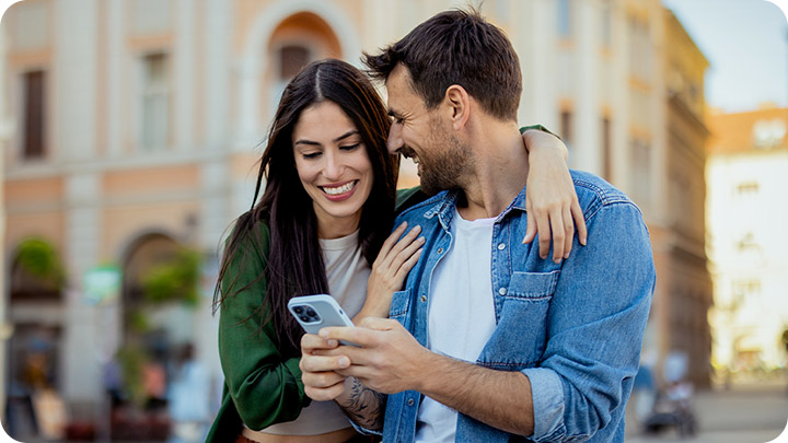 Modulo Smart: un ragazzo e una ragazza sorridono abbracciati guardando lo smartphone