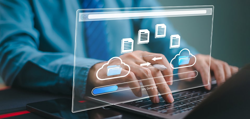 mani di uomo che digitano su pc portatile e cartelle in sovraimpressione