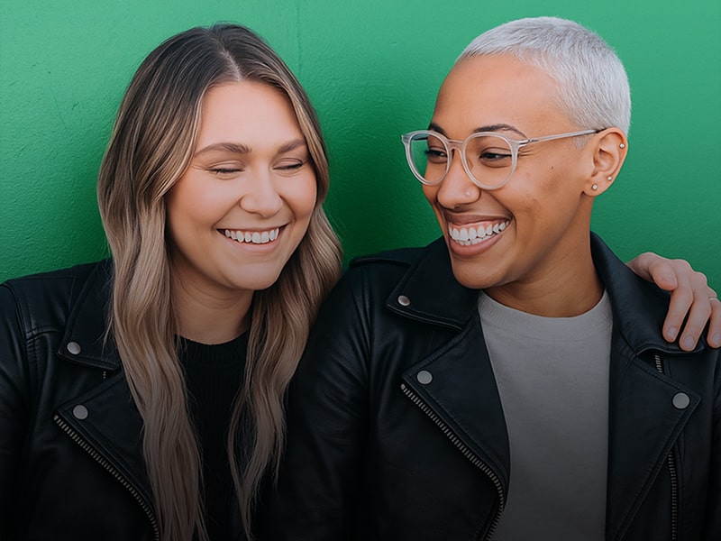 Due ragazze abbracciate