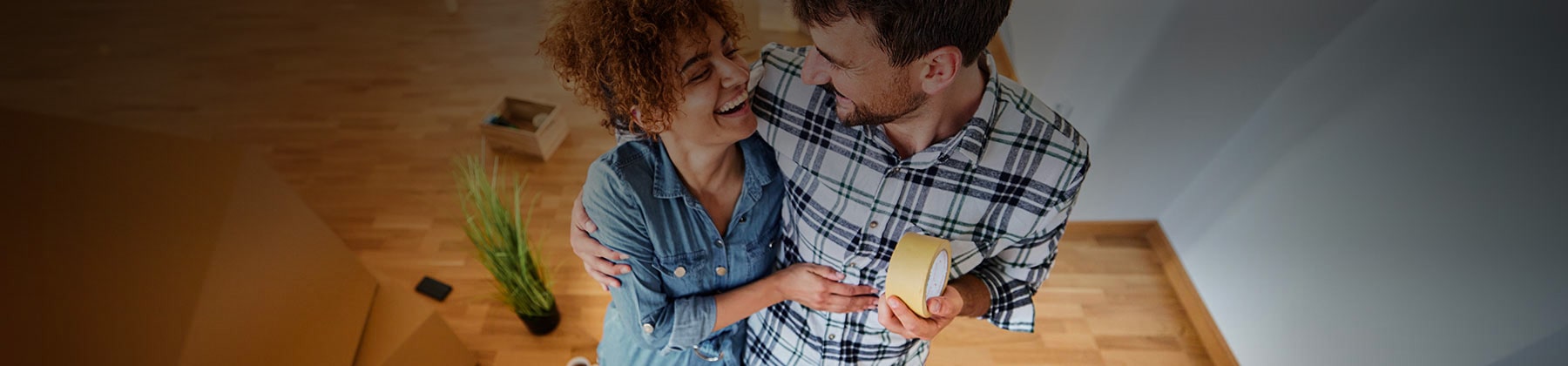 Mutui BNL. Immagine di un uomo e una donna che ridono abbracciati tra gli scatoloni del trasloco Mutui BNL. Immagine di un uomo e una donna che ridono abbracciati tra gli scatoloni del trasloco