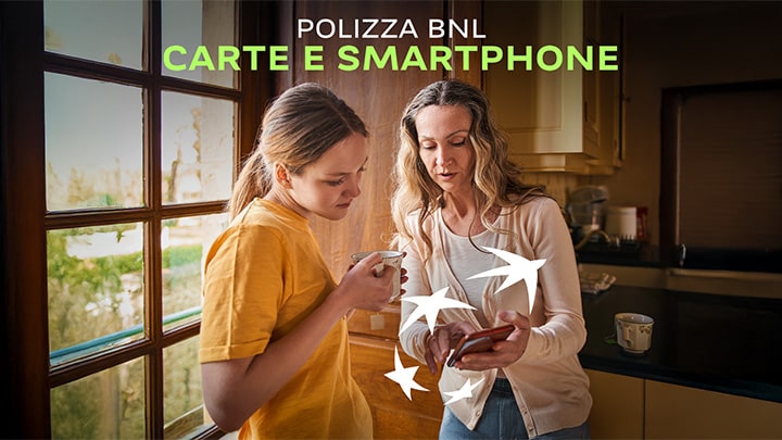 Mamma che mostra lo smartphone alla figlia