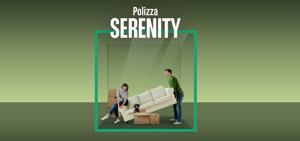 Uomo e donna in momento di trasloco con divano e  con scatola con dentro un cane bassotto