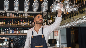 Fotografia di un giovane addetto al bancone di un bar