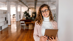 Fotografia di giovane imprenditrice sorridente