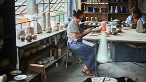Fotografia di due signore che lavorano in un laboratorio artigianale