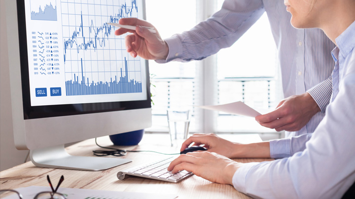 Schermo di un pc con un grafico indica la sezione di sito BNL BNP Paribas dedicata all'Equity Capital Market.