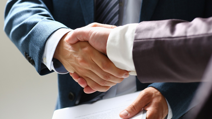 Fotografia di una stretta di mano tra due uomini