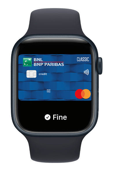 Apple watch con schermata su carta di credito BNL Classic per pagamento con Apple Pay