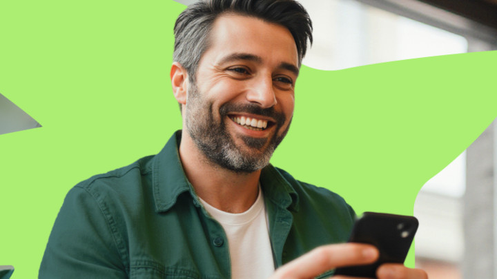 Immagine di un uomo sorridente con lo smartphone in mano