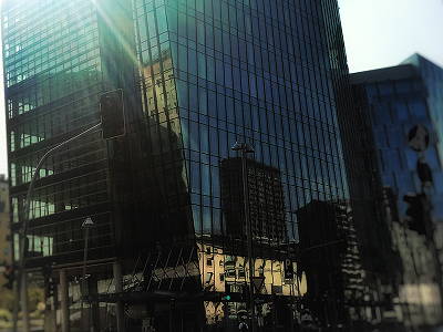 Facciate vetrate dell'edificio sostenibile Torre Diamante di BNL BNP Paribas su cui si riflettono i palazzi vicini.