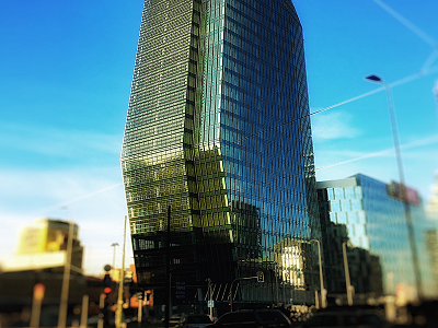 Scatto diurno del moderno grattacielo sostenibile e vetrato Torre Diamante sede italiana di BNL BNP Paribas a Milano.