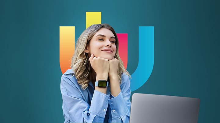 Una donna è felice per il welfare aziendale offerto da DoubleYou partner della comunity WellMAKERS BNL BNP Paribas.