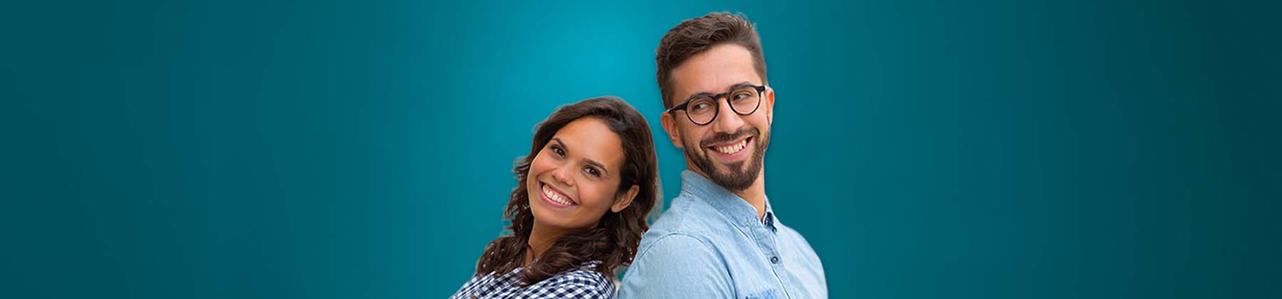 Una donna e un uomo sorridenti rappresentano l'ecosistema di sostenibilità e benessere WellMAKERS di BNL BNP Paribas.