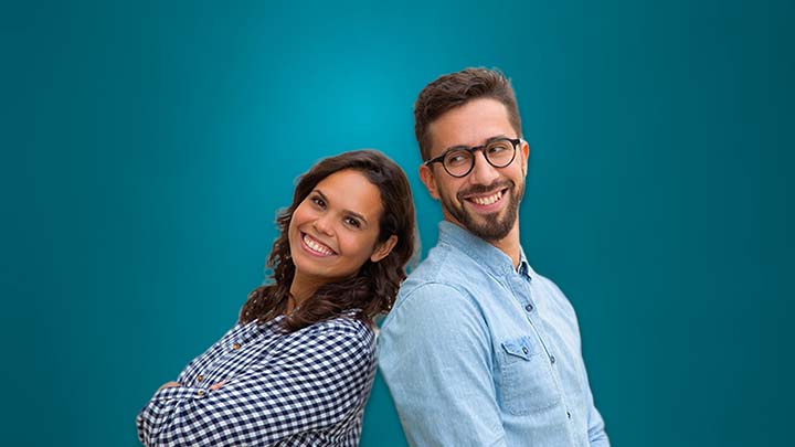 Una donna e un uomo sorridenti rappresentano l'ecosistema di sostenibilità e benessere WellMAKERS di BNL BNP Paribas.